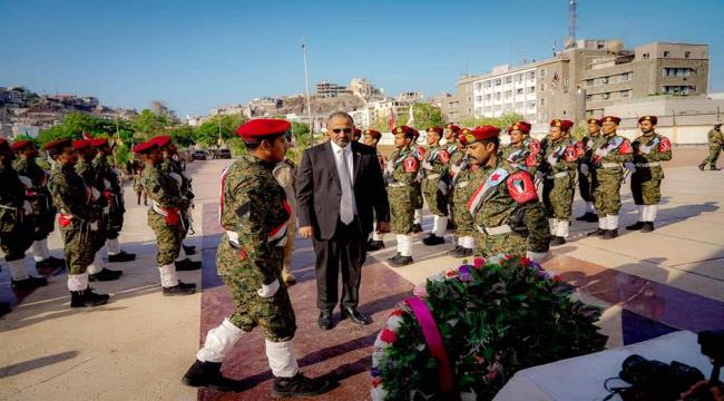 احتفالا بعيد الاستقلال..الرئيس الزبيدي يضع اكليل من الزهور على ضريح الجندي المجهول بالتواهي(صور)