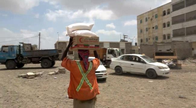 ضمن حملة الاستجابة العاجلة.. الهلال الإماراتي يغيث عمال النظافة بلحج